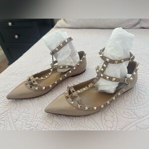 Valentino Garavani nude cream tan Rockstud patent leather ballet flats sz. 39, 9